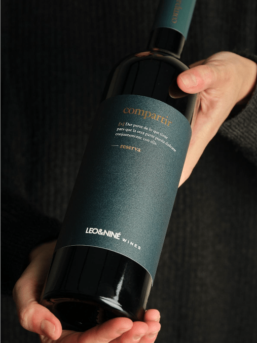 Compartir Reserva wine bottle from Leo&Nine held in two hands